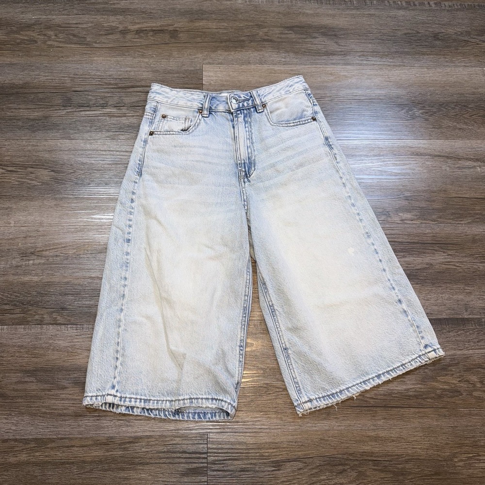 Stradivarius "Jorts" Wide-Leg Light Wash Jean Shorts Womens 00 Baggy Fit Raw Hem
